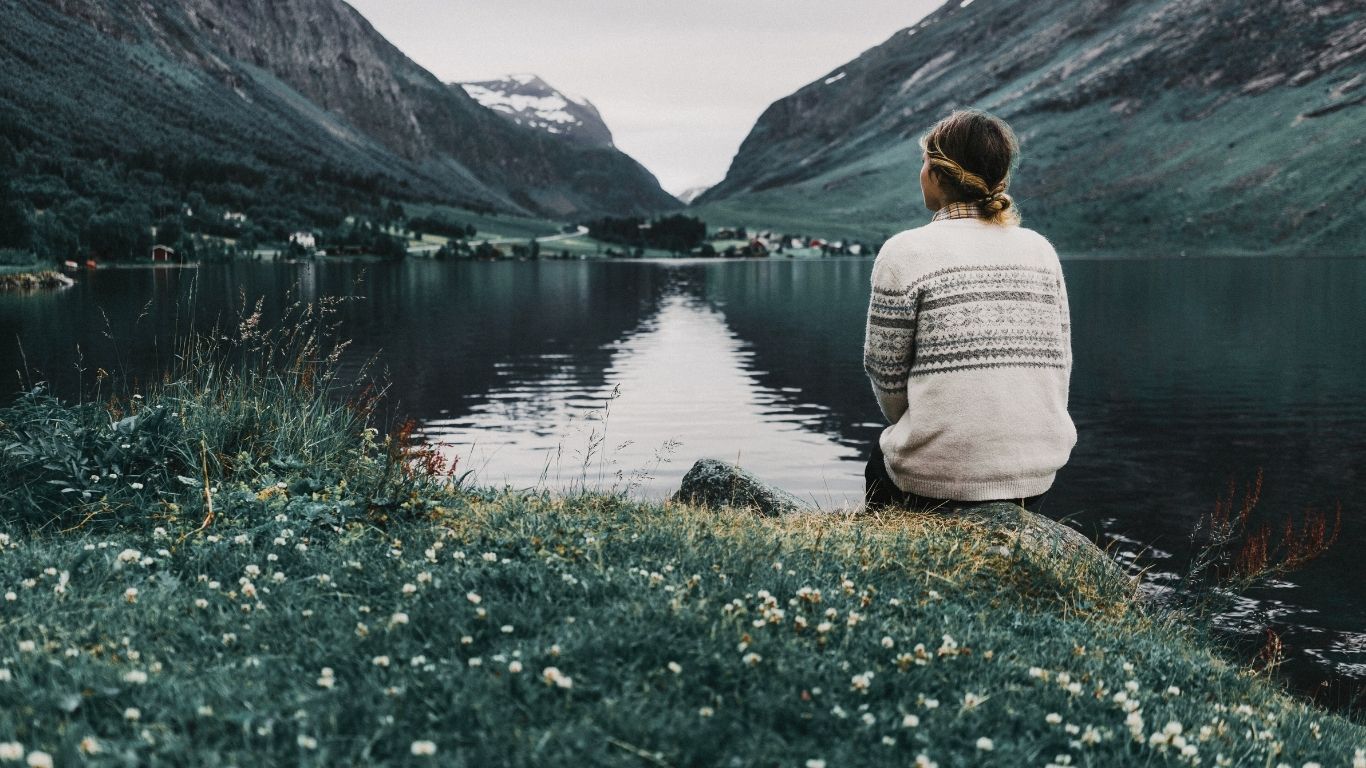 Frau denkt über eigenes Business mit wenig Zeit nach